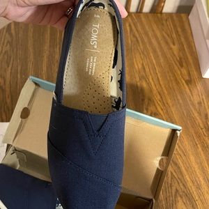 BRAND NEW women’s Toms size 8